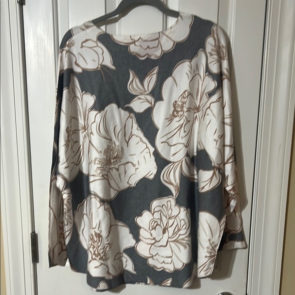 Sioni Floral Gray and Cream Women's Top - Picture 3 of 4